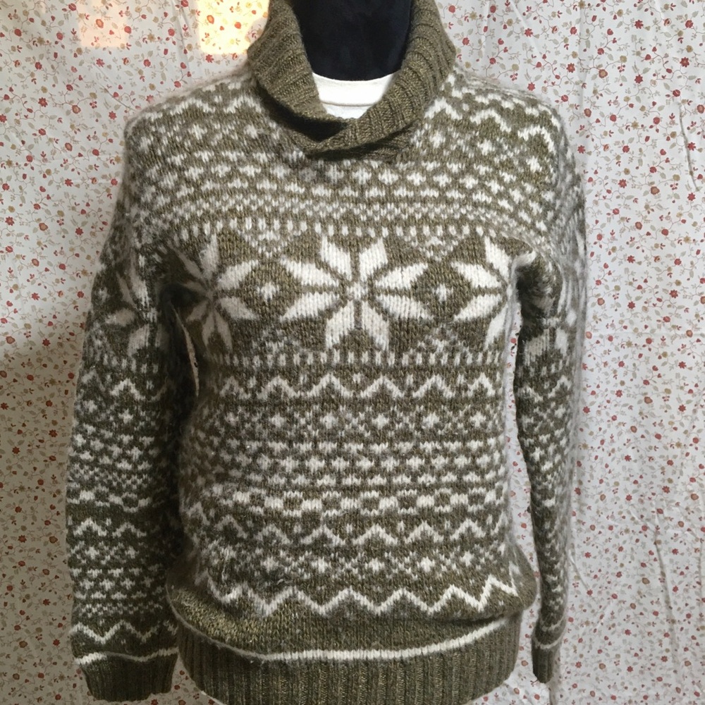 Cottage core  cozy knit lambswool vintage sweater
